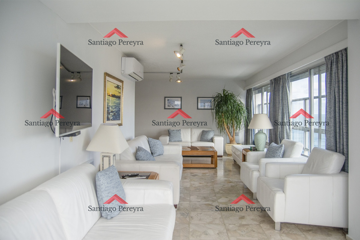 Apartamento ID.14359 - Se vende Hermoso Penthouse frente al mar de 3 dormitorios con barbacoa, Playa Mansa, Punta del Este