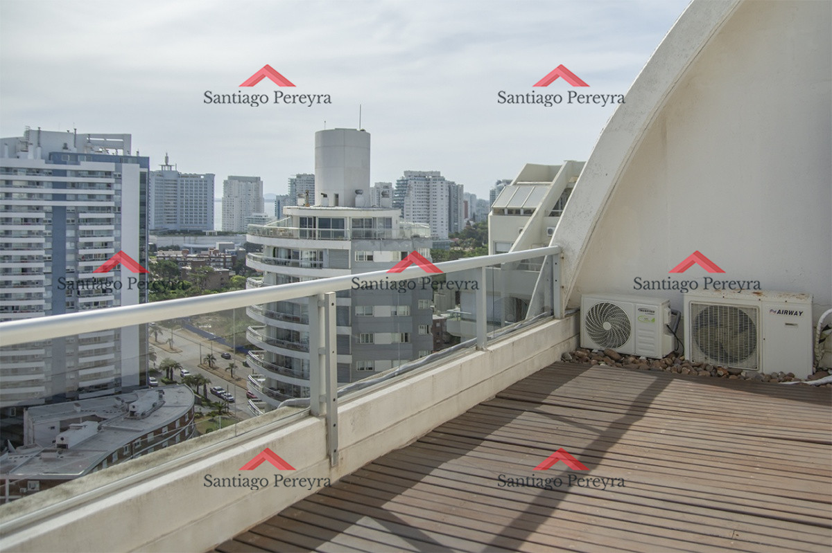 Apartamento ID.16561 - Espectacular Penthouse en venta a pasos del mar. 3 dormitorios + dependencia. Playa Brava.