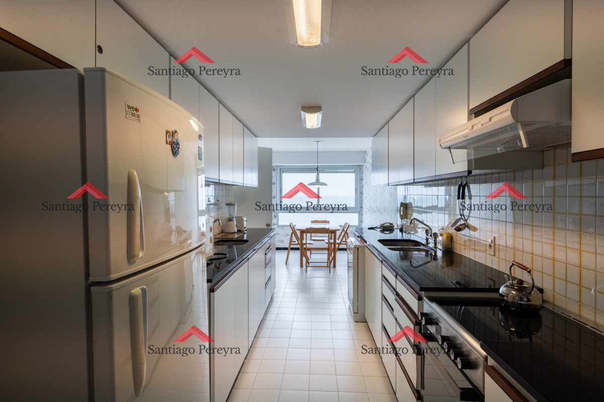 Apartamento ID.16497 - Apartamento en Venta de 3 dormitorios Frente al Mar en Playa Brava , Punta del este 