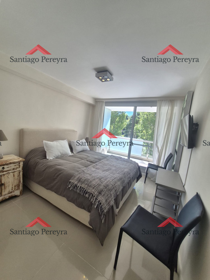 Apartamento ID.16988 - Apartamento en Venta de 2 dormitorios en Punta del Este Sobre Roosevelt