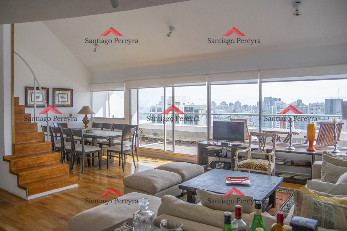 Apartamento ID.16561 - Espectacular Penthouse en venta a pasos del mar. 3 dormitorios + dependencia. Playa Brava.