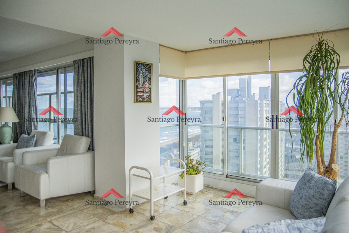 Apartamento ID.14359 - Se vende Hermoso Penthouse frente al mar de 3 dormitorios con barbacoa, Playa Mansa, Punta del Este