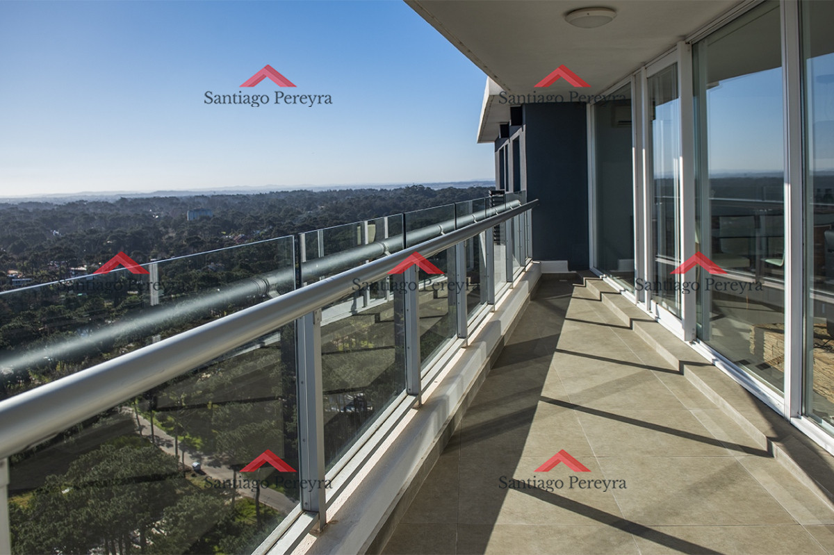 Apartamento ID.16241 - Vende departamento de 3 suites en Punta del Este.