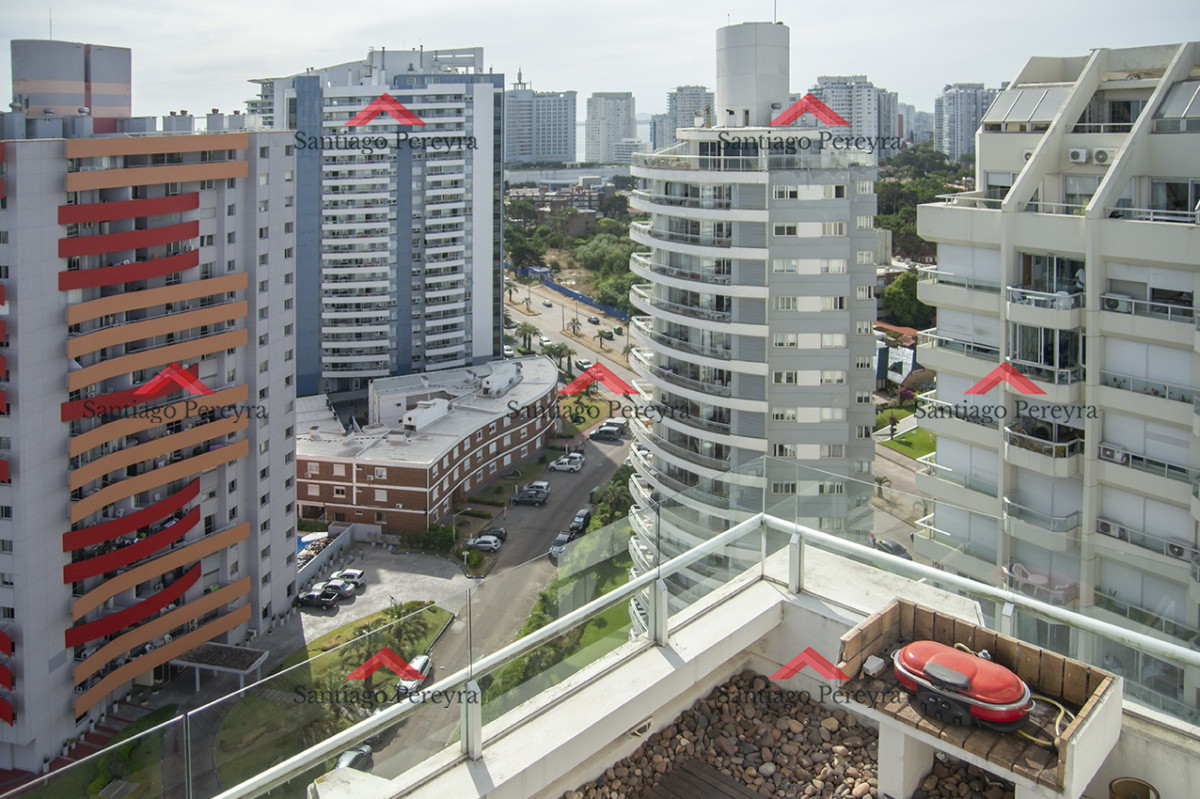 Apartamento ID.16561 - Espectacular Penthouse en venta a pasos del mar. 3 dormitorios + dependencia. Playa Brava.