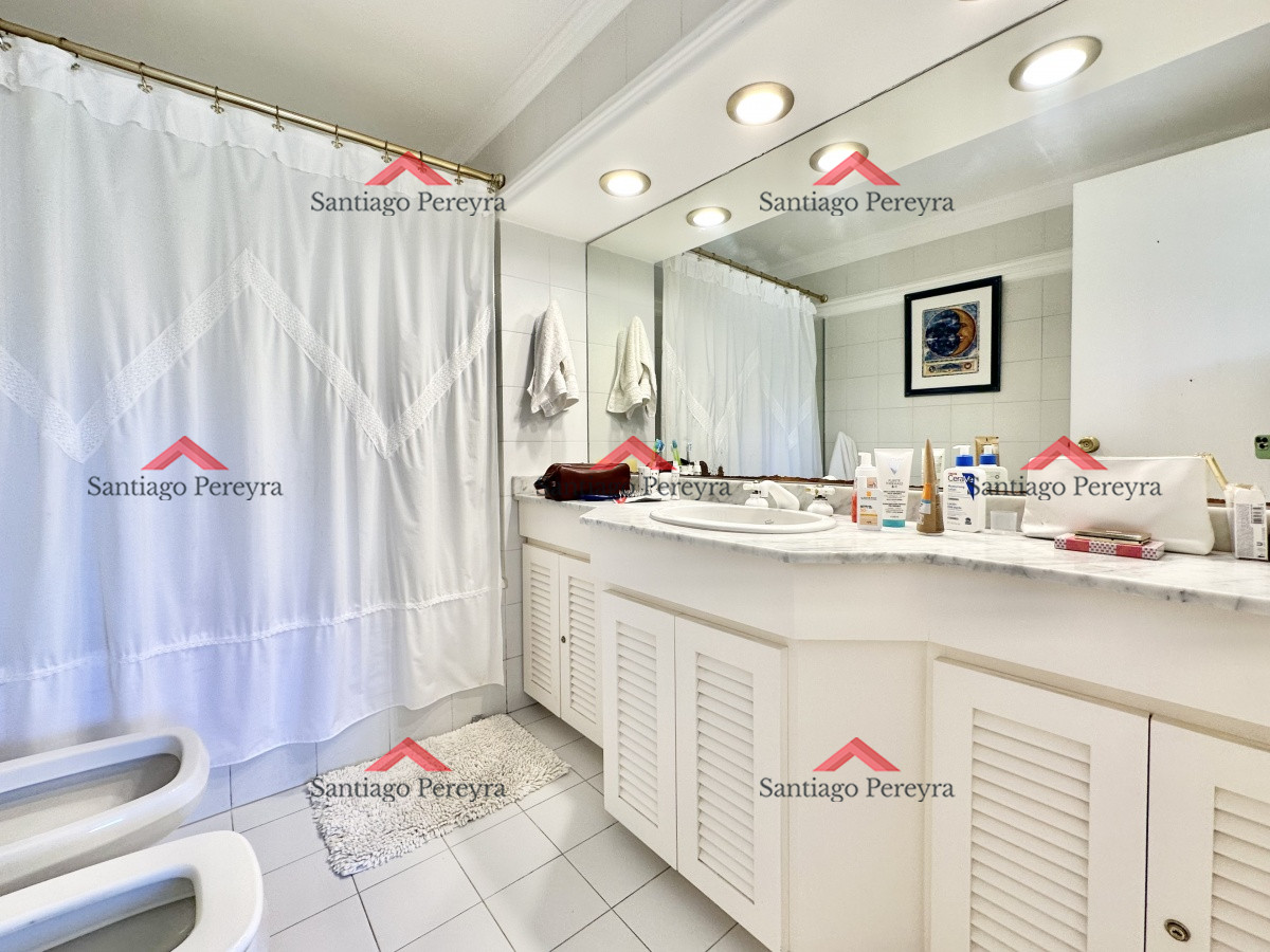 Apartamento ID.15728 - Vende Apartamento en Mansa - Punta del Este de 3 dormitorios, con Balcon.