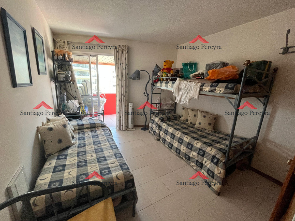 Apartamento ID.14824 - Oportunidad. Vende apartamento de 2 dormitorios con amplia planta en Punta del Este