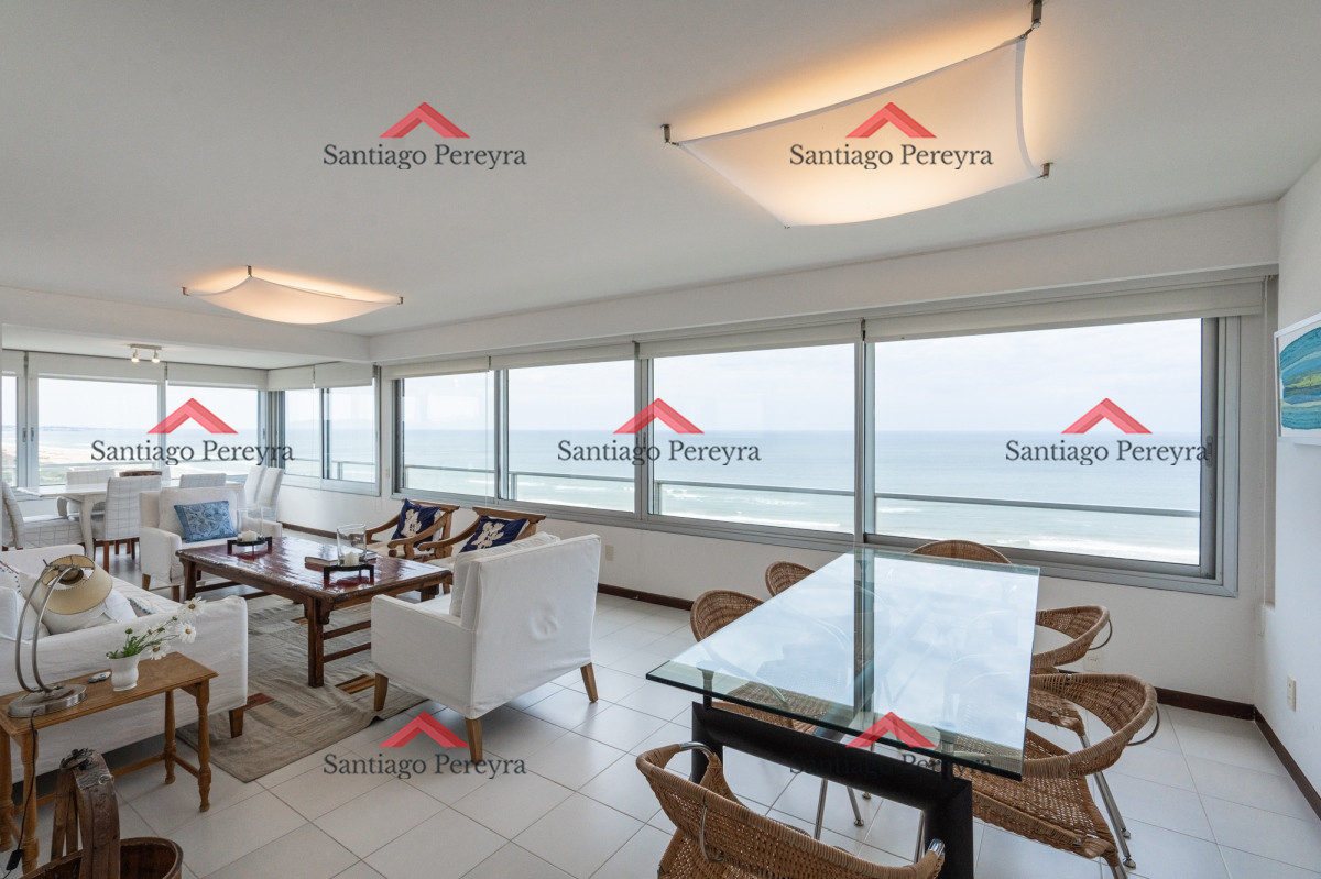 Apartamento ID.16497 - Apartamento en Venta de 3 dormitorios Frente al Mar en Playa Brava , Punta del este 