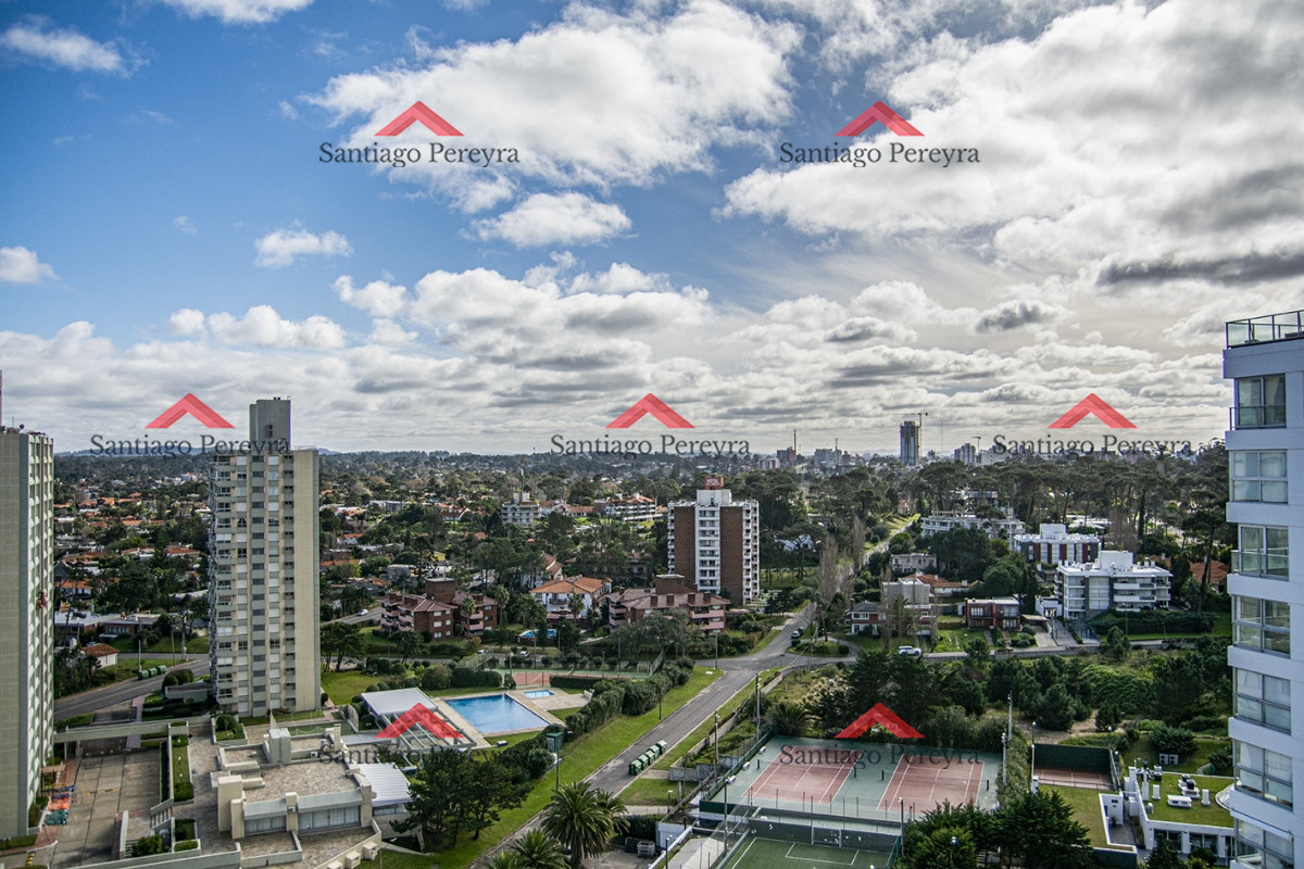Apartamento ID.14359 - Se vende Hermoso Penthouse frente al mar de 3 dormitorios con barbacoa, Playa Mansa, Punta del Este