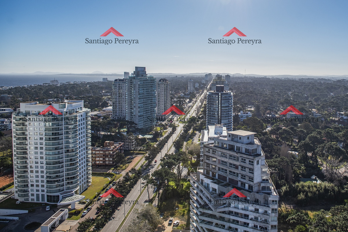 Apartamento ID.16241 - Vende departamento de 3 suites en Punta del Este.