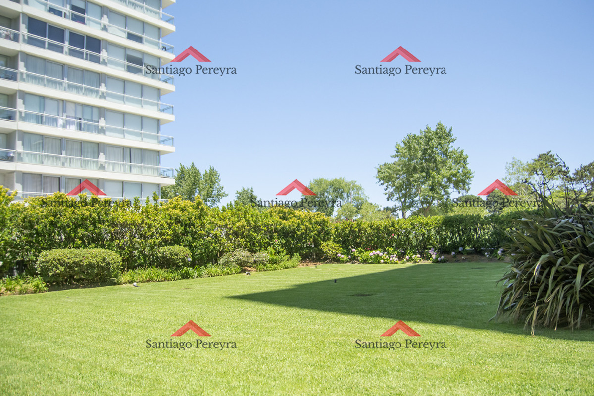 Apartamento ID.16867 - Vende apto de 2 dormitorios con vista al mar en Punta del este