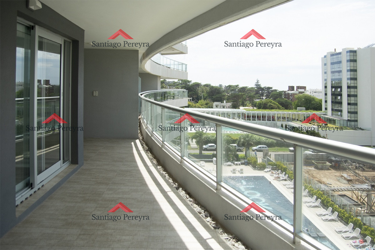 Apartamento ID.13126 - Venta Apartamento de 3 dormitorios en Playa Brava, Punta del Este en edificio de categoria