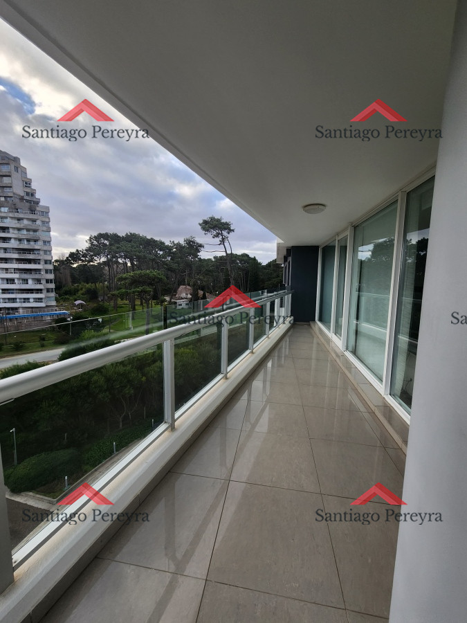 Apartamento ID.16240 - Departamento de 3 dormitorios + dependencia en venta en Torre One, Punta del Este.