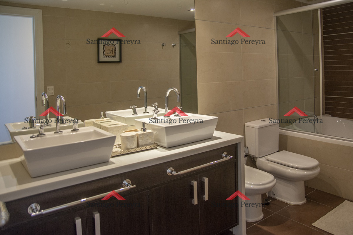 Apartamento ID.14060 - Vende apartamento de 3 dormitorios en Torre Imperiale I, Frente al mar, Punta del Este 