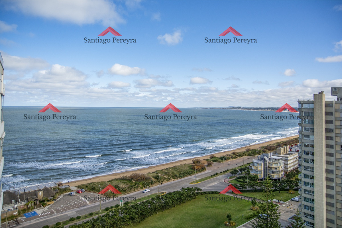 Apartamento ID.14359 - Se vende Hermoso Penthouse frente al mar de 3 dormitorios con barbacoa, Playa Mansa, Punta del Este