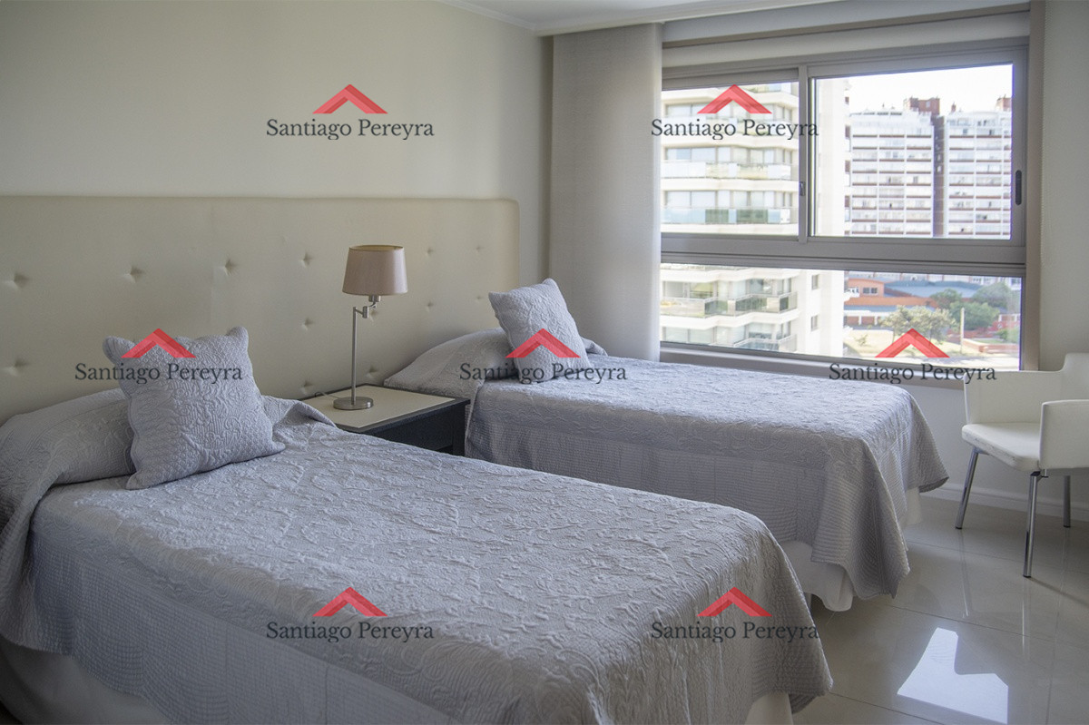 Apartamento ID.14060 - Vende apartamento de 3 dormitorios en Torre Imperiale I, Frente al mar, Punta del Este 