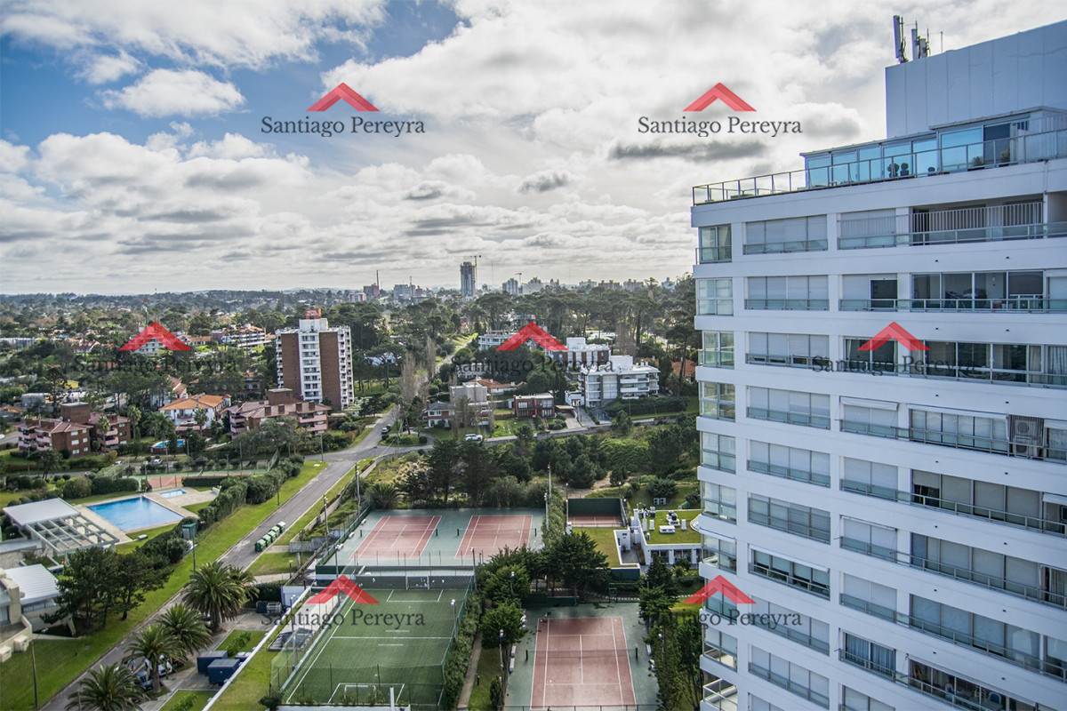 Apartamento ID.14359 - Se vende Hermoso Penthouse frente al mar de 3 dormitorios con barbacoa, Playa Mansa, Punta del Este