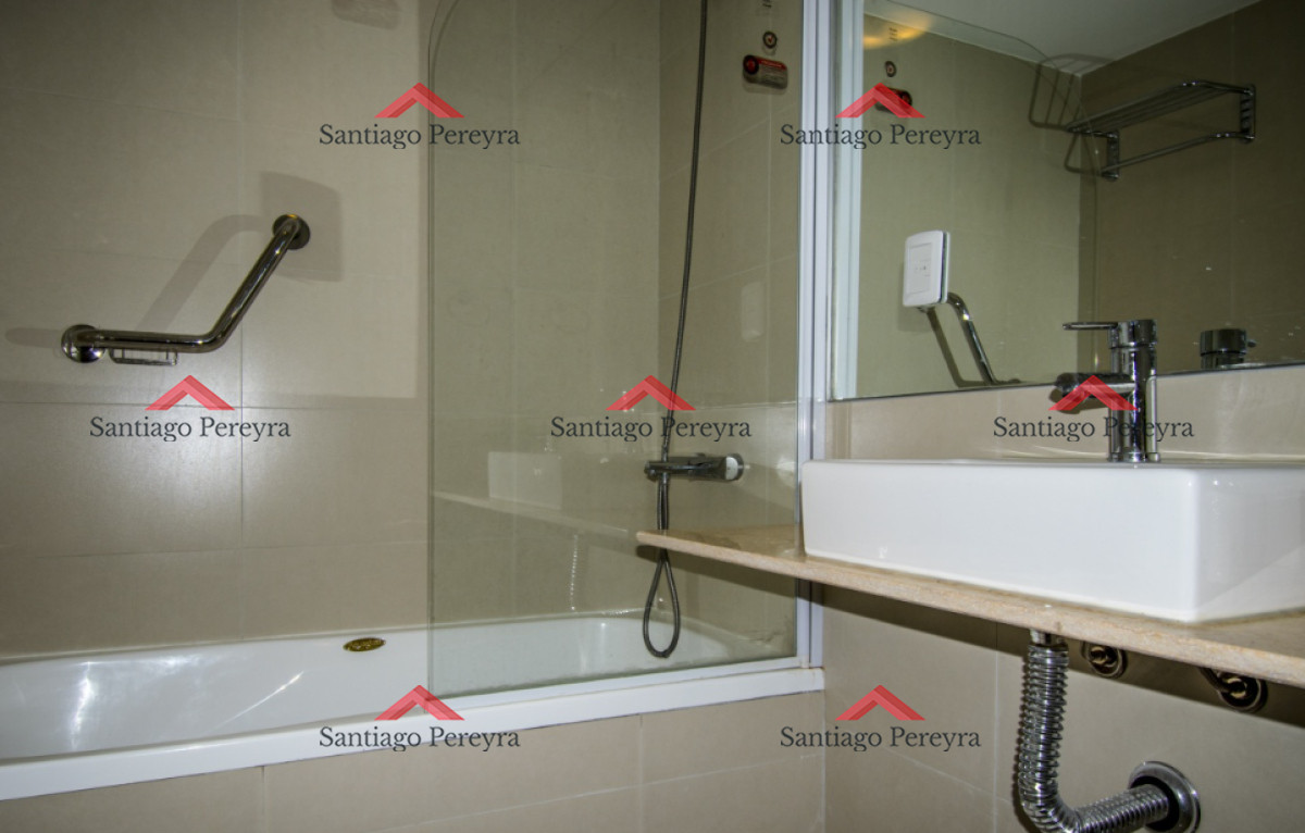 Apartamento ID.16383 - Vende apartamento de 3 dormitorios, con vista al mar desde su balcon con parrilla, en Mansa Punta del Este.