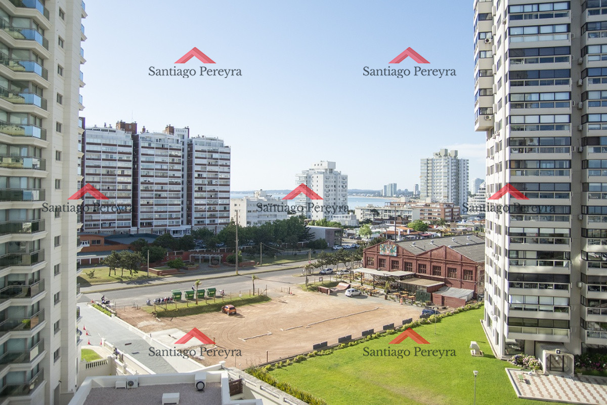 Apartamento ID.14060 - Vende apartamento de 3 dormitorios en Torre Imperiale I, Frente al mar, Punta del Este 