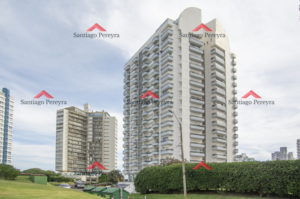 Apartamento ID.16561 - Espectacular Penthouse en venta a pasos del mar. 3 dormitorios + dependencia. Playa Brava.