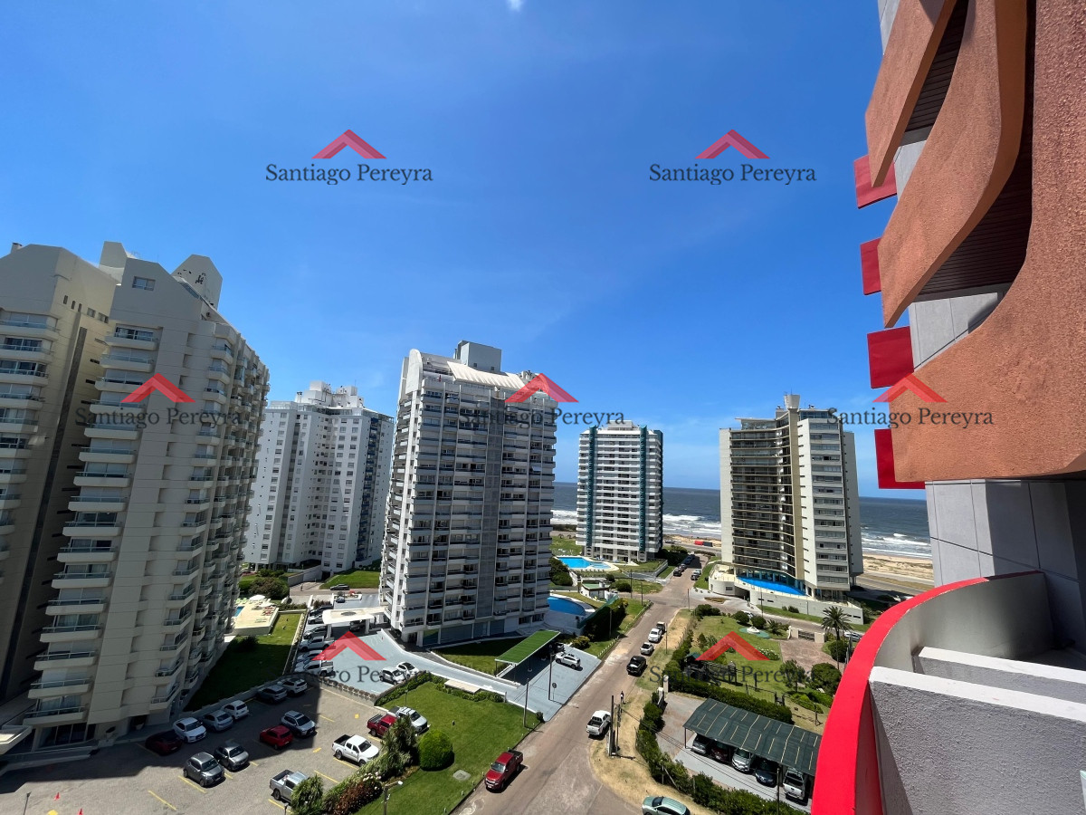 Apartamento ID.14824 - Oportunidad. Vende apartamento de 2 dormitorios con amplia planta en Punta del Este