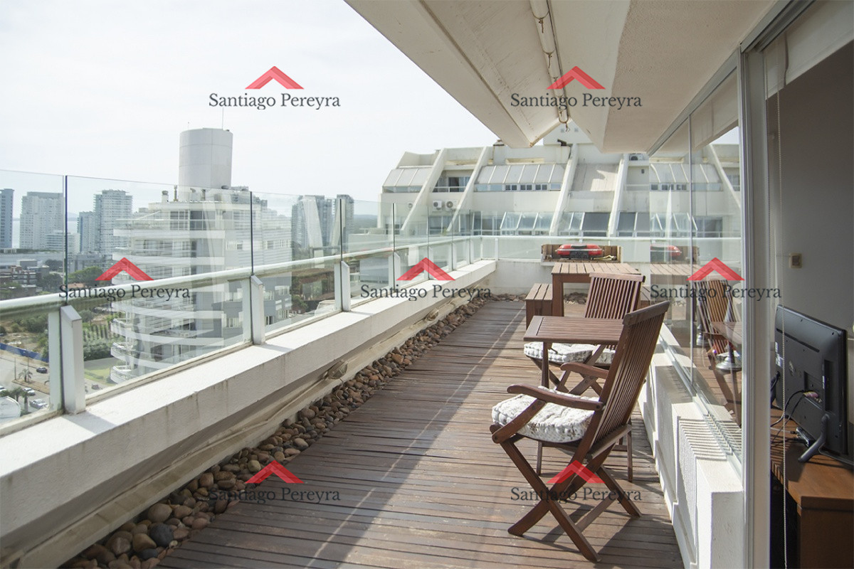 Apartamento ID.16561 - Espectacular Penthouse en venta a pasos del mar. 3 dormitorios + dependencia. Playa Brava.