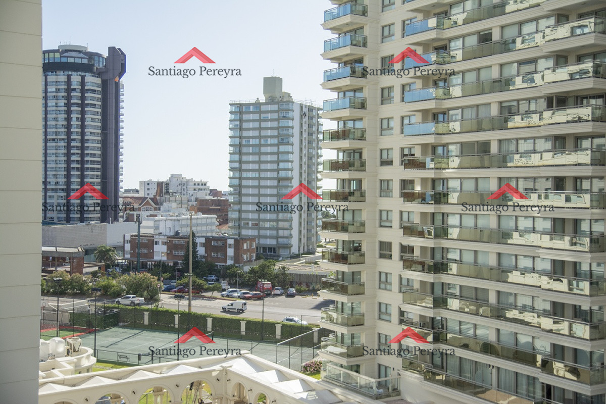Apartamento ID.14060 - Vende apartamento de 3 dormitorios en Torre Imperiale I, Frente al mar, Punta del Este 