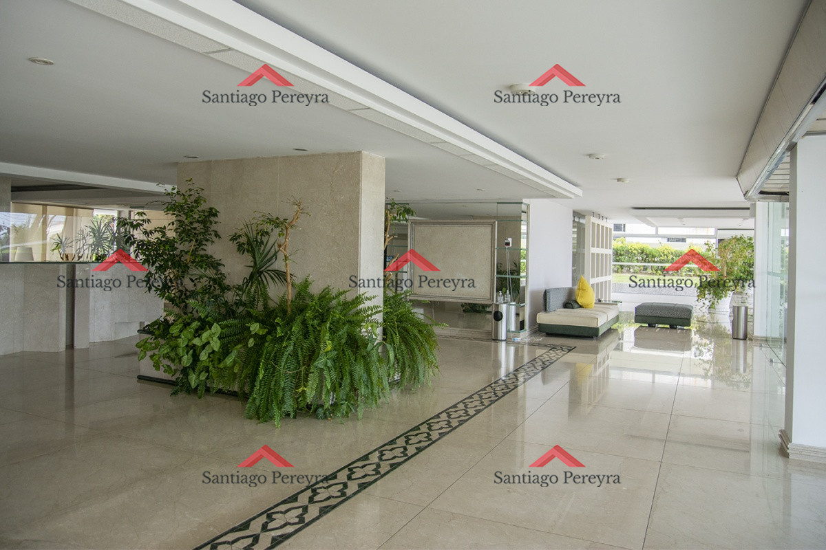Apartamento ID.8236 - Amplia planta en primera línea al mar