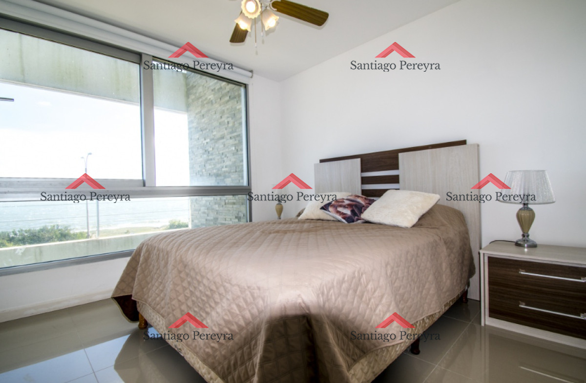 Apartamento ID.16383 - Vende apartamento de 3 dormitorios, con vista al mar desde su balcon con parrilla, en Mansa Punta del Este.