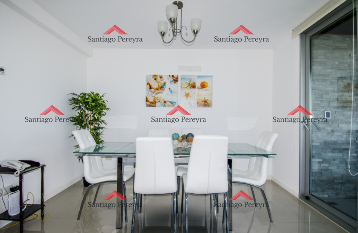 Apartamento ID.16383 - Vende apartamento de 3 dormitorios, con vista al mar desde su balcon con parrilla, en Mansa Punta del Este.
