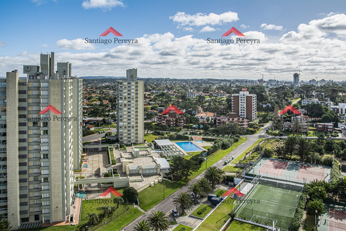 Apartamento ID.14359 - Se vende Hermoso Penthouse frente al mar de 3 dormitorios con barbacoa, Playa Mansa, Punta del Este