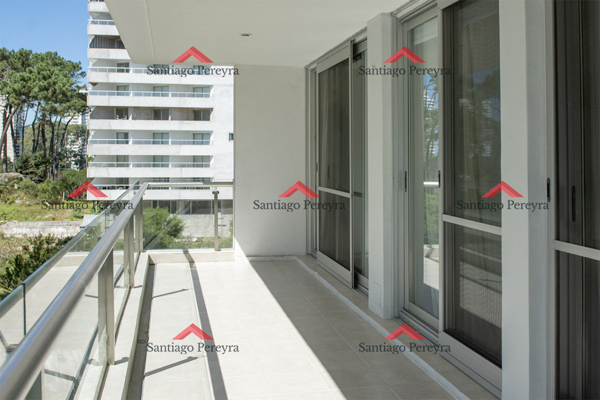 Apartamento ID.16988 - Apartamento en Venta de 2 dormitorios en Punta del Este Sobre Roosevelt