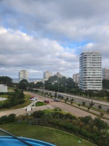 Departamento de 3 dormitorios + dependencia en venta en Torre One, Punta del Este.