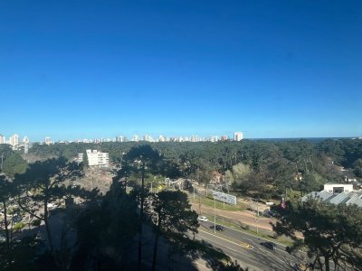 VENDE APARTAMENTO DE 3 DORMITORIOS EN TORRE DE CATEGORÍA, EDIFICIO ROOSEVELT CENTER, PUNTA DEL ESTE.