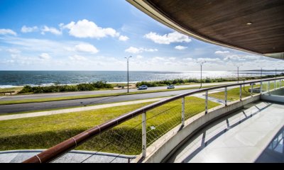 Vende apartamento de 3 dormitorios, con vista al mar desde su balcon con parrilla, en Mansa Punta del Este.