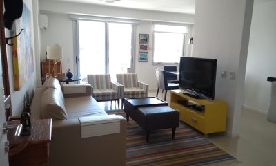Vende apartamento de 2 dormitorios y medio, Punta del Este