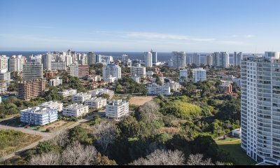 Vende departamento de 3 suites en Punta del Este.