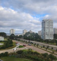 Departamento de 3 dormitorios + dependencia en venta en Torre One, Punta del Este.
