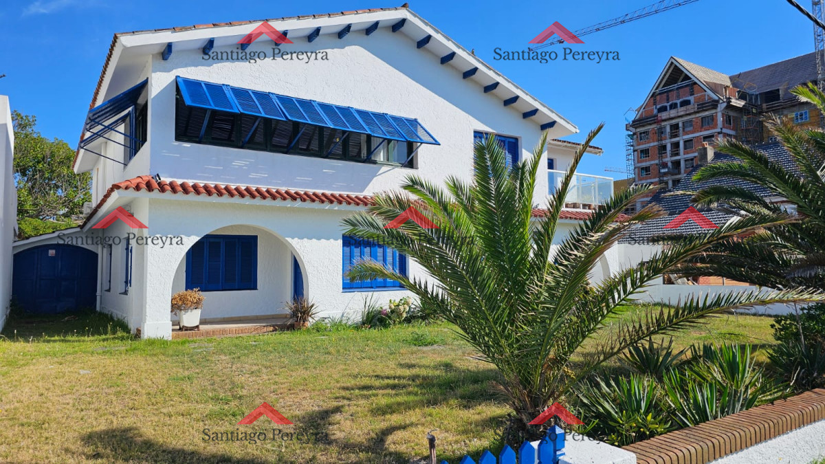 Casa ID.6476 - Importante residencia frente al mar en venta.
