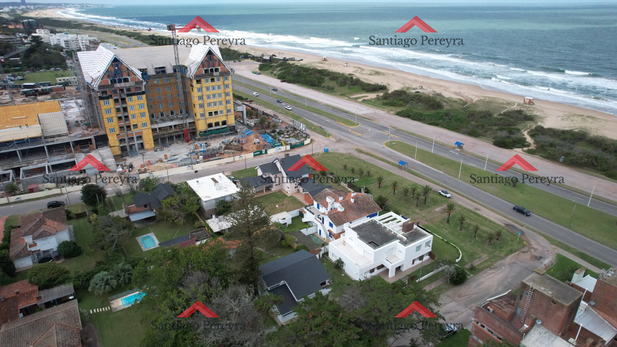 Casa ID.6476 - Importante residencia frente al mar en venta.