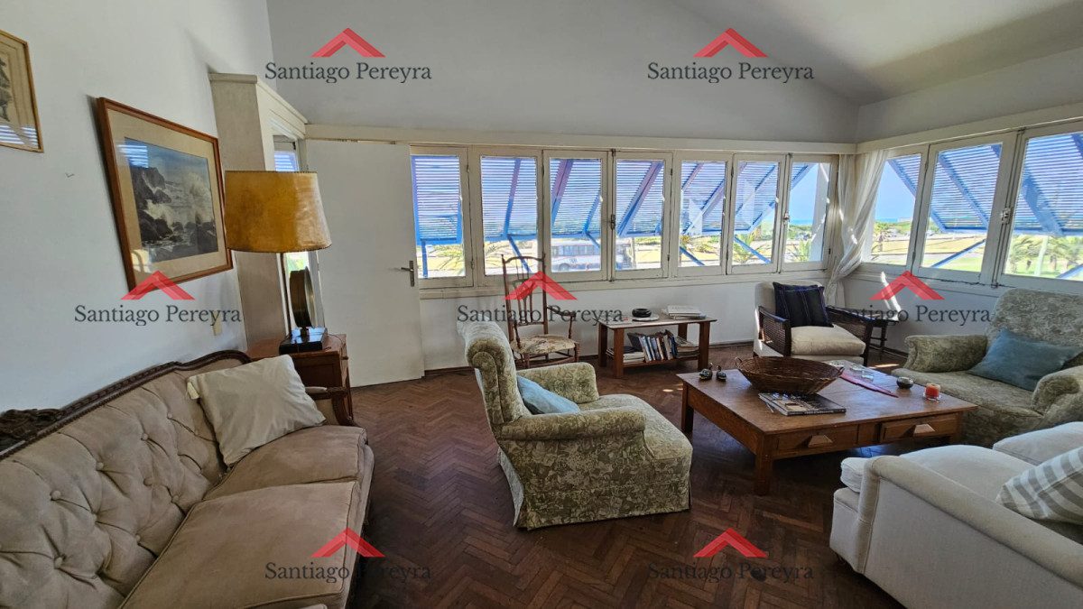 Casa ID.6476 - Importante residencia frente al mar en venta.