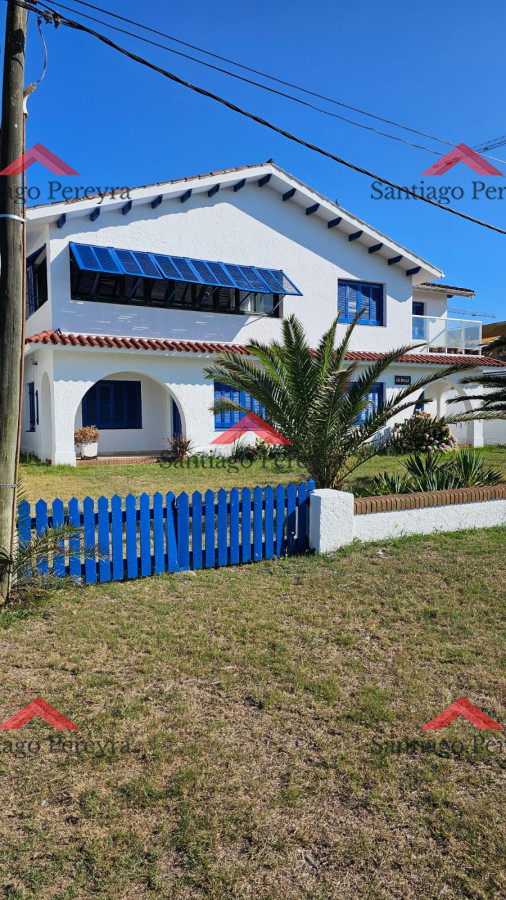 Casa ID.6476 - Importante residencia frente al mar en venta.