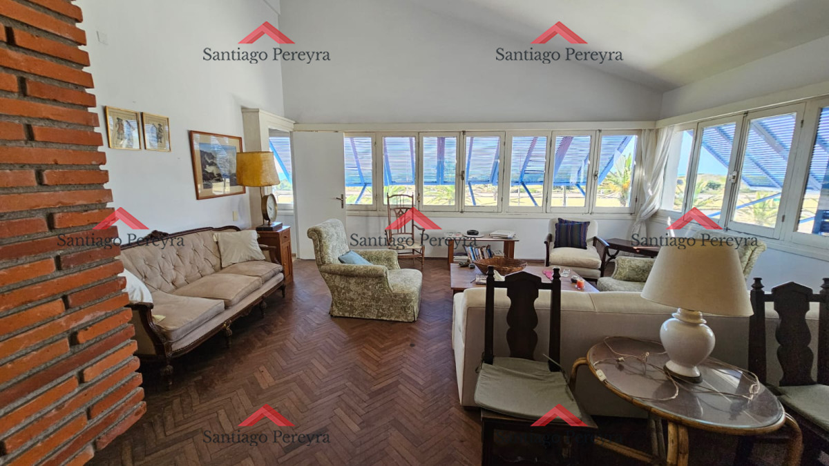 Casa ID.6476 - Importante residencia frente al mar en venta.