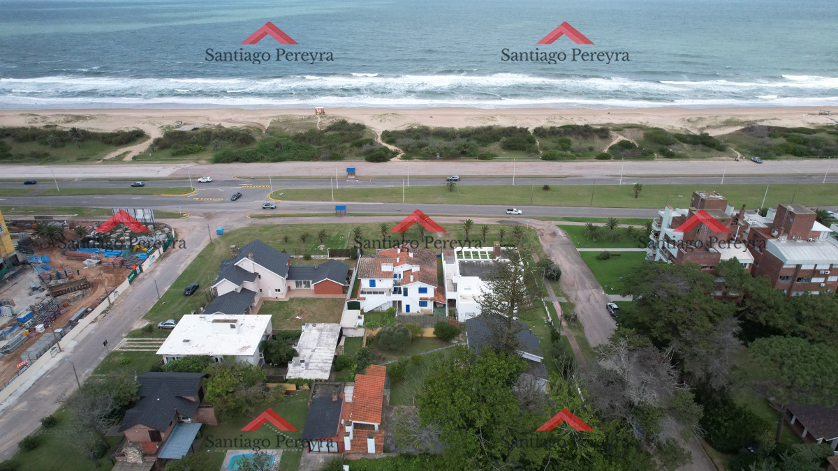 Casa ID.6476 - Importante residencia frente al mar en venta.