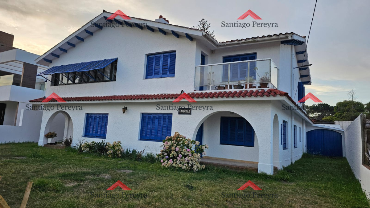Casa ID.6476 - Importante residencia frente al mar en venta.