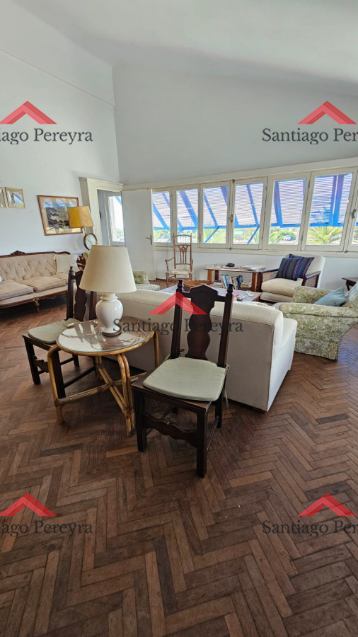 Casa ID.6476 - Importante residencia frente al mar en venta.
