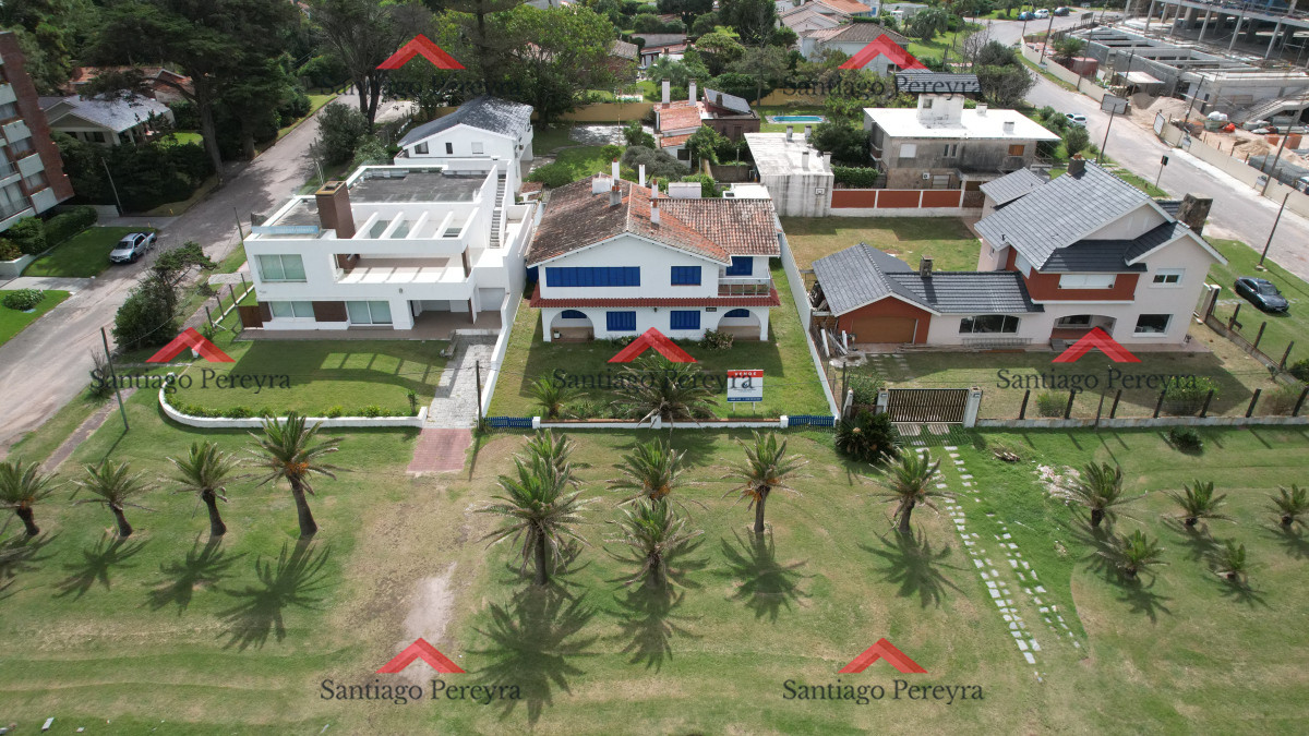 Casa ID.6476 - Importante residencia frente al mar en venta.