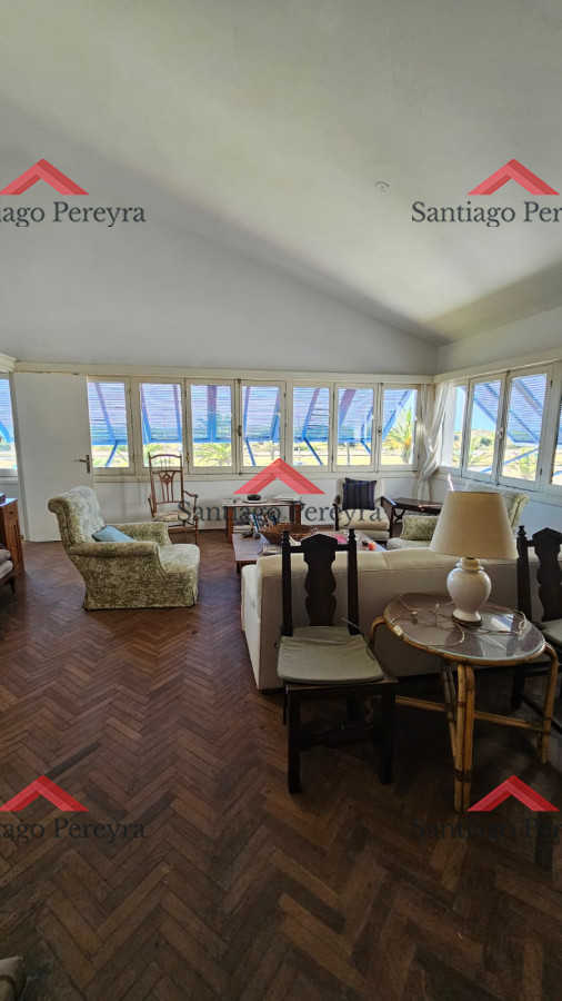 Casa ID.6476 - Importante residencia frente al mar en venta.