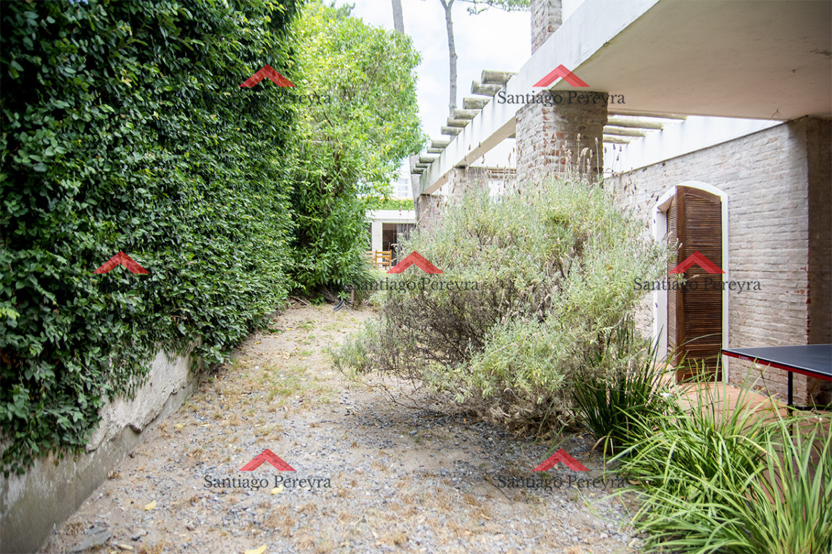 Casa ID.16851 - Excelente chalet de 5 dormitorios en venta a pasos de Playa Mansa Punta del Este