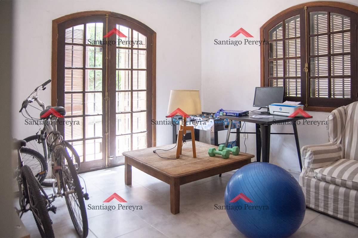 Casa ID.16851 - Excelente chalet de 5 dormitorios en venta a pasos de Playa Mansa Punta del Este