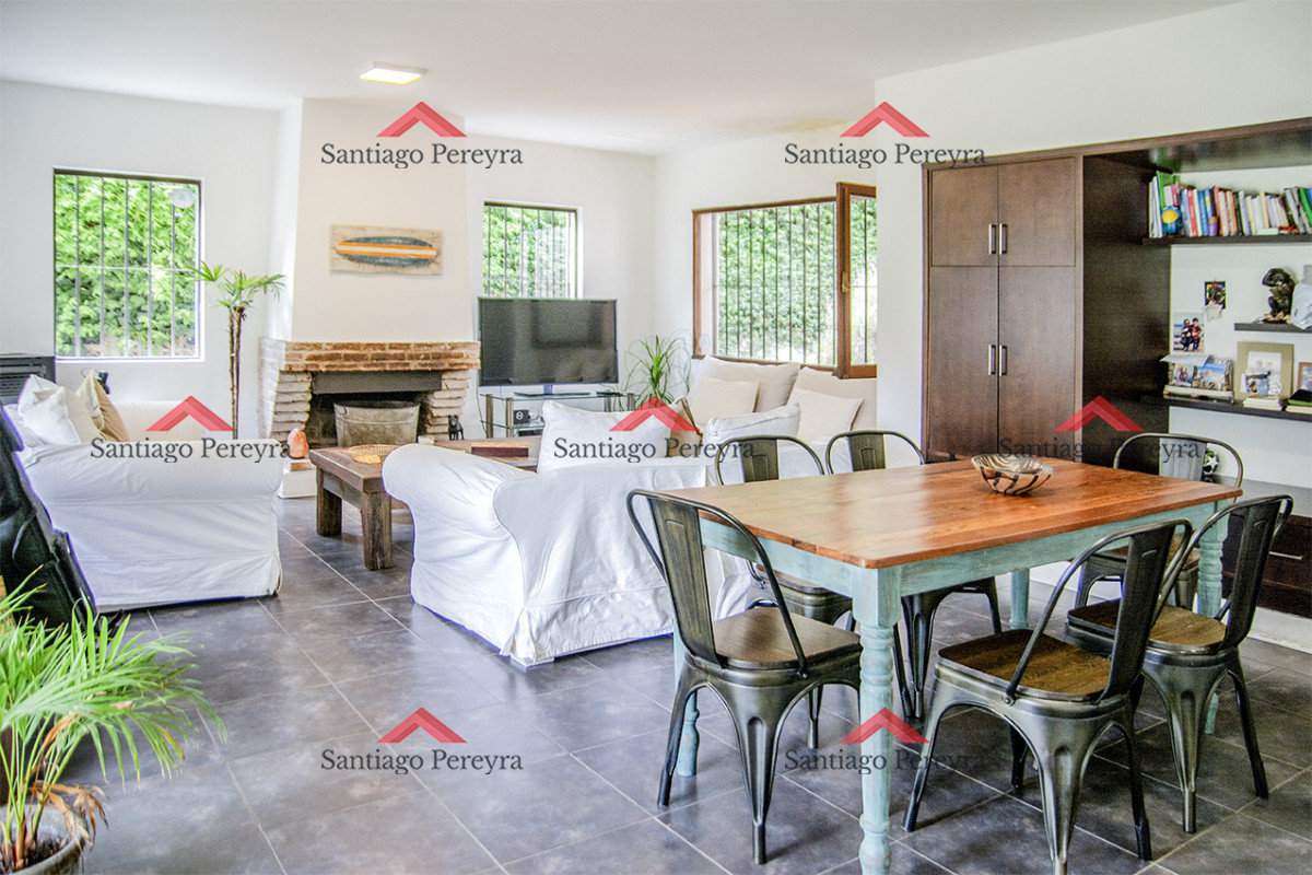 Casa ID.16851 - Excelente chalet de 5 dormitorios en venta a pasos de Playa Mansa Punta del Este